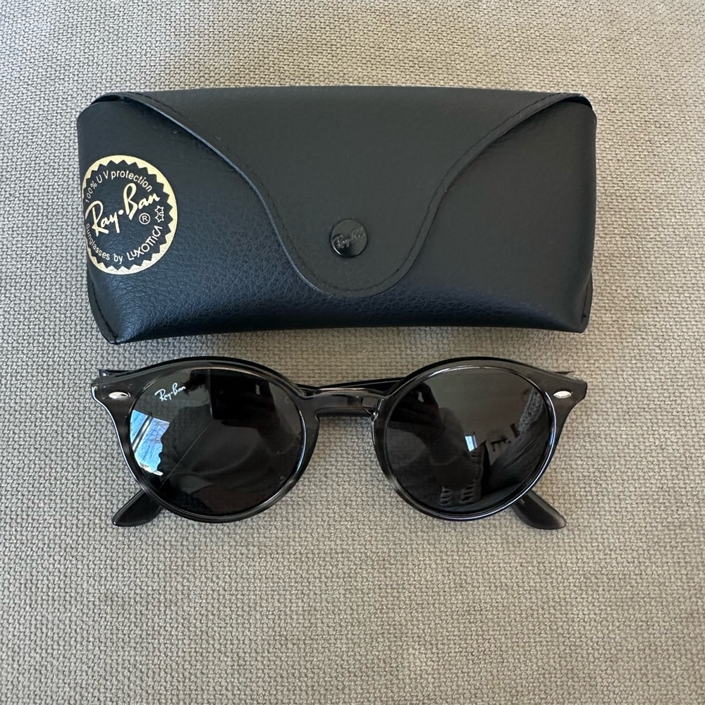 Ray-Ban Black Round Sunglasses - Picture 2 of 3